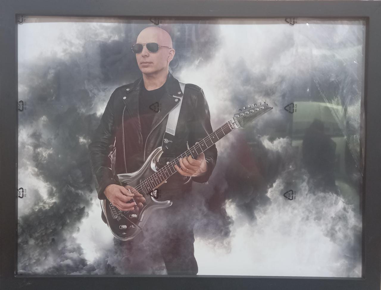 Black frame (L 33cm , W 43cm)